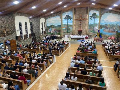 3º Dia da Novena reúne centenas de devotos no Santuário Nossa Senhora Aparecida Celebração foi presidida pelo Padre Aroldo Shinemann Filho e marcada por fé